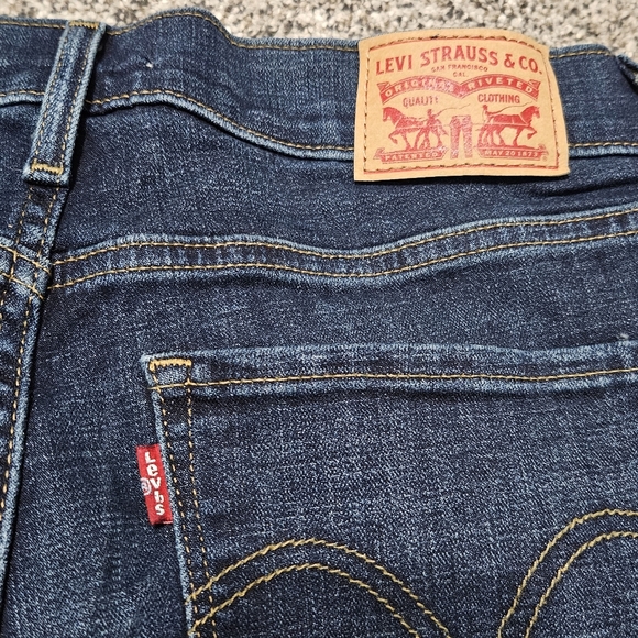NEW Levi's Cropped Mid Rise Jeans - Picture 7 of 15